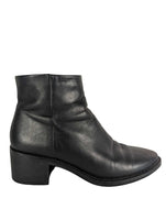 R Pointed Toe Boots