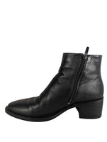 R Pointed Toe Boots